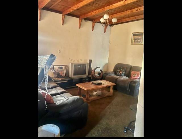 9 BEDROOM HOUSE FOR SALE IN KEMPTON PARK EXT 02